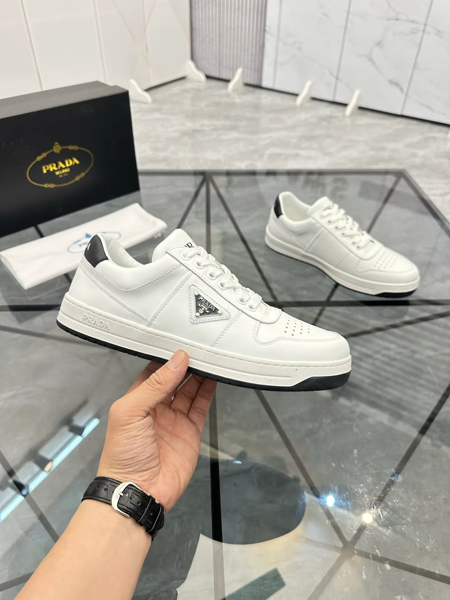 Men's shoes: 💰P400¥ Product trademark: Prada *"Prada*" low-top casual shoes Regular size: 38-44 (can be customized to 45) Product materials: imported cowhide upper, sheepskin lining, original outsole. Number: 020